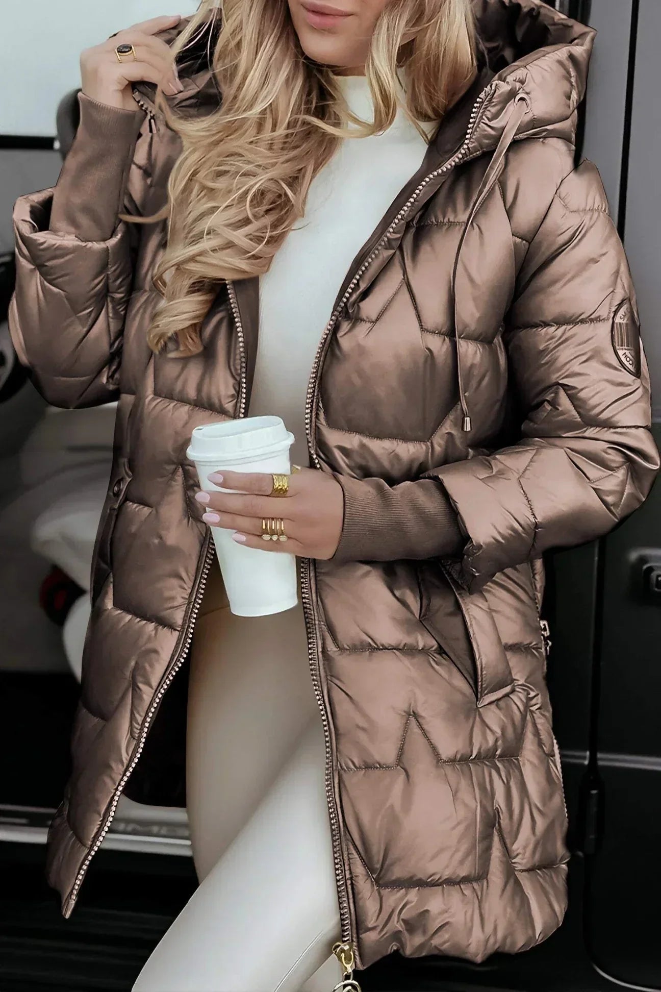Nora – Manteau d’hiver élégant avec capuche et matelassage